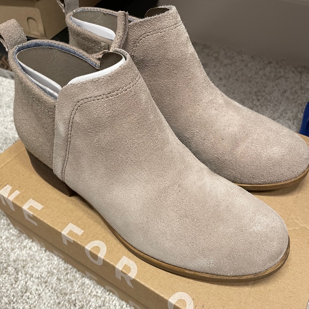 TOMS Desert Taupe Suede Womens Booties Deia